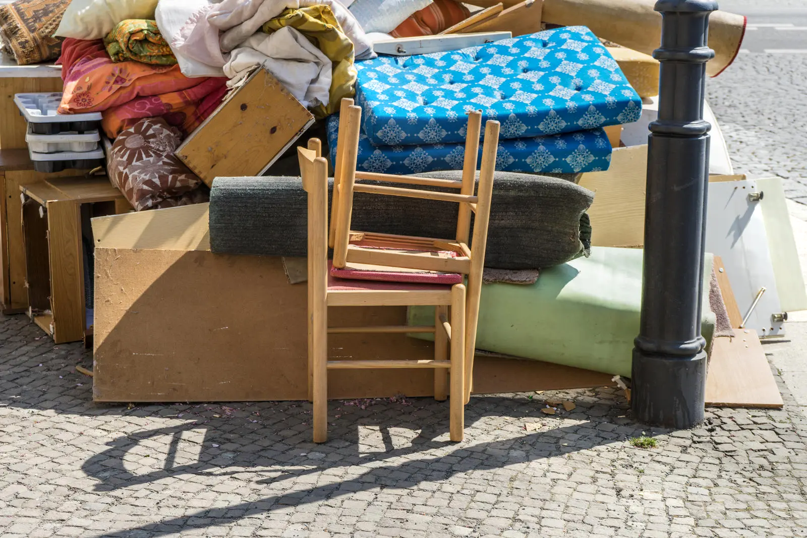 Foto verschiedener Möbel und Haushaltsgegenständen nach einer Entrümpelung in Düsseldorf.