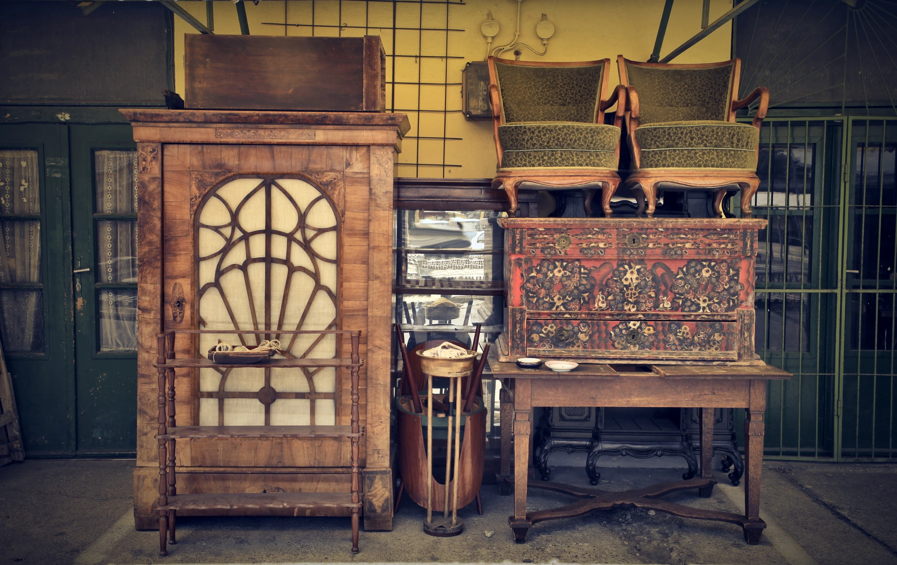 Foto von gut erhaltenen alten Möbeln in Düsseldorf